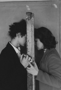 Par med væg imellem sig