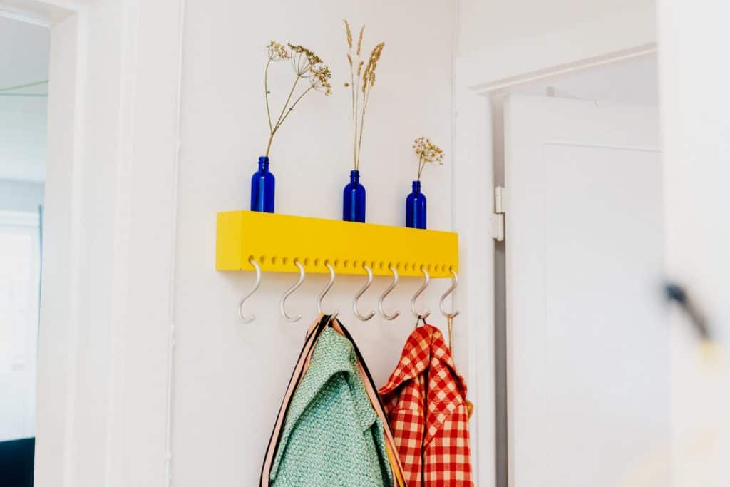 Garderobe hos Psykoterapeut Astrid Kaj Dahl der tilbyder traumeterapi og vredeterapi