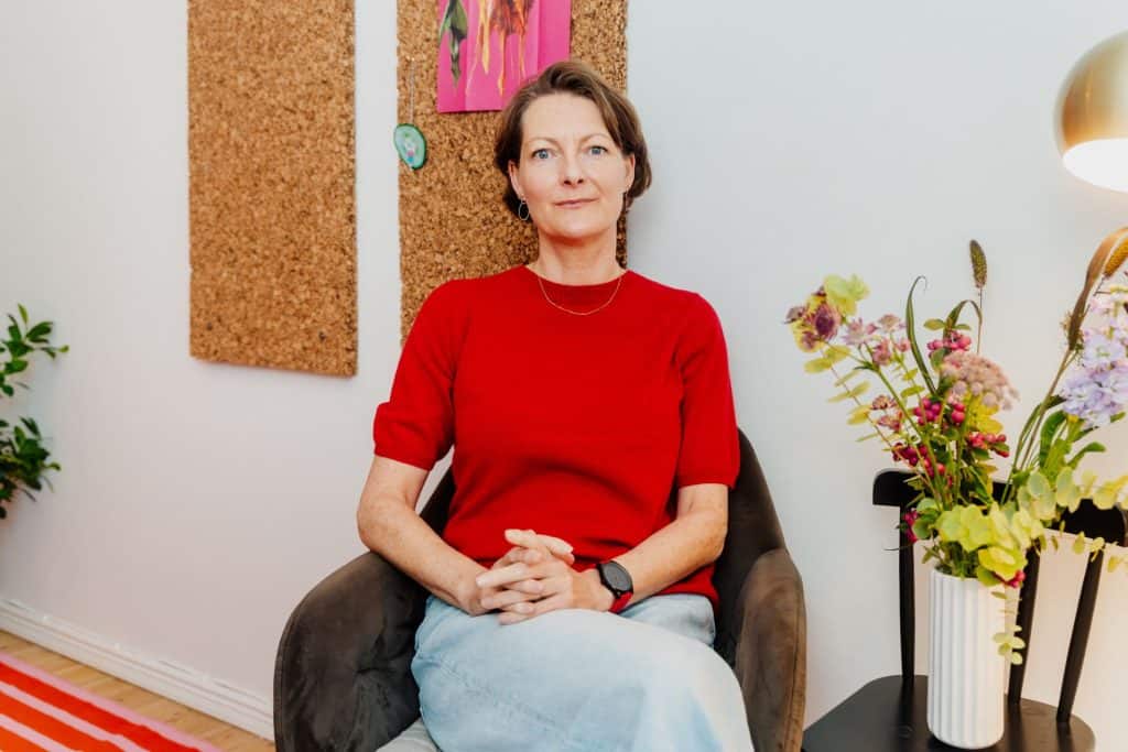 Psykoterapeut Astrid Kaj Dahl i sine konsultationslokaler til traumeterapi og vredeterapi