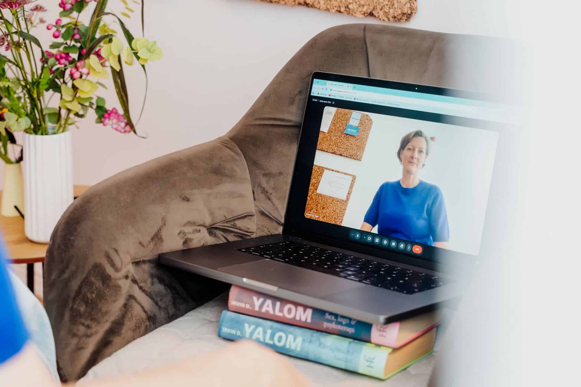 Psykoterapeut Astrid Kaj Dahl tilbyder online psykoterapi mod stress og depression
